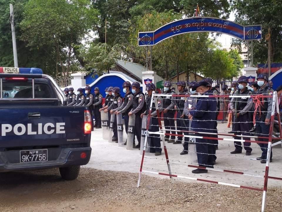 (၂၀၂၁ ​ဖေ​ဖော်ဝါရီတတိယပါတ်တွင်နိုင်ငံ​ရေးအကျဥ်းသားများလွှတ်​ပေးရန် ပြည်သူများက မုံရွာ​ထောင်​ရှေ့ဆန္ဒပြရာစစ်​ကောင်စီရဲများက​ထောင်​ရှေ့တွင်ပိတ်ဆို့ထားခဲ့စဥ်။ ဓါတ်ပုံ-CJ)