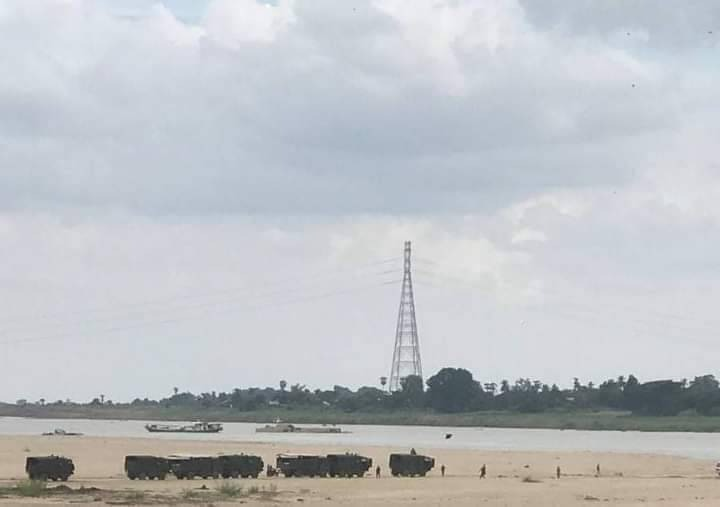 (ယခင်လပိုင်းအတွင်းက မုံရွာမှ ဆားလင်းကြီးနယ်ဘက်သို့ကူးမည့် စစ်ကောင် စီယာဥ်တန်းအား တွေ့ရစဥ်။ ဓာတ်ပုံ - Cj)