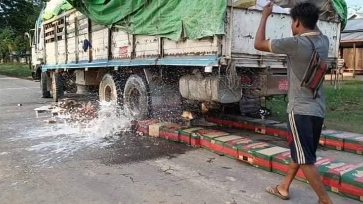 စစ်တပ်ထုတ် မြန်မာဘီယာပုလင်းများကိုတမူးPDFကဖျက်ဆီးနေစဥ် ။ ။ဓါတ်ပုံ-Just You_TAMU FB