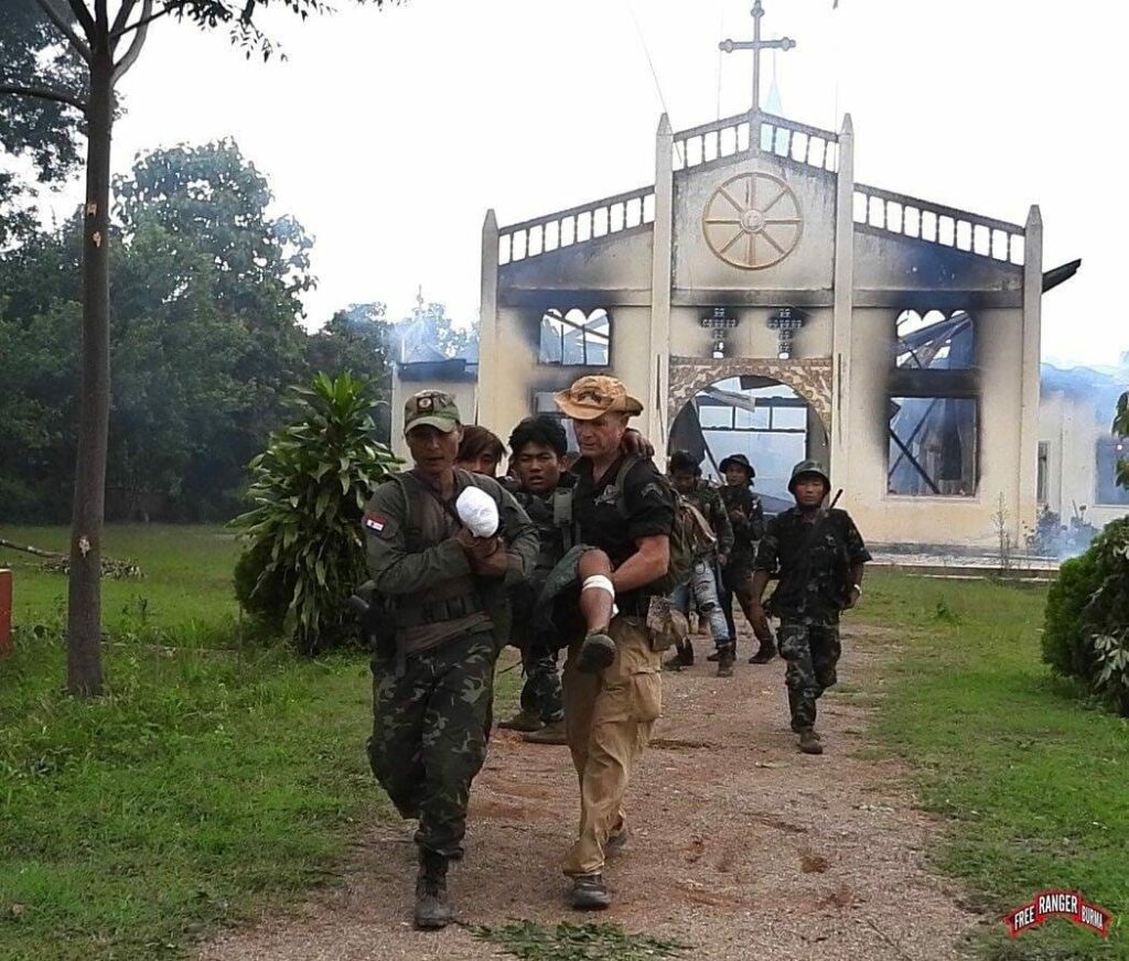 (စစ်ကောင်စီတပ်ထောင်ခဲ့သောမိုင်းကြောင့် ဒဏ်ရာရခဲ့သောစစ်သားကို အရေးပေါ်ပြုစုကုသပေးနေစဥ်။ ဓါတ်ပုံ-Free Burma Rangers)