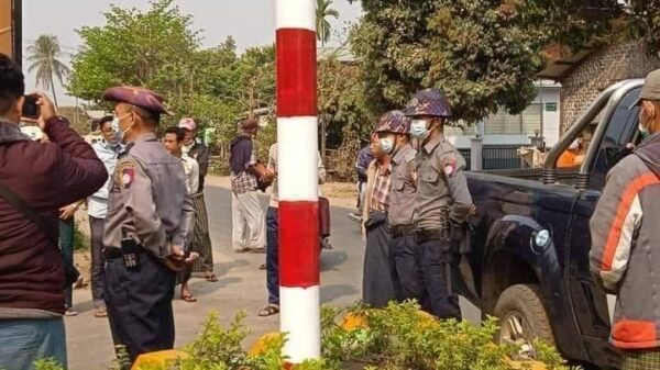 (အင်းတော်မြို့ပေါ်တွင်တွေ့ရသော စစ်ကောင်စီလက် အောက်ခံ ရဲတပ်ဖွဲ့ဝင်များ - ပုံဟောင်း)