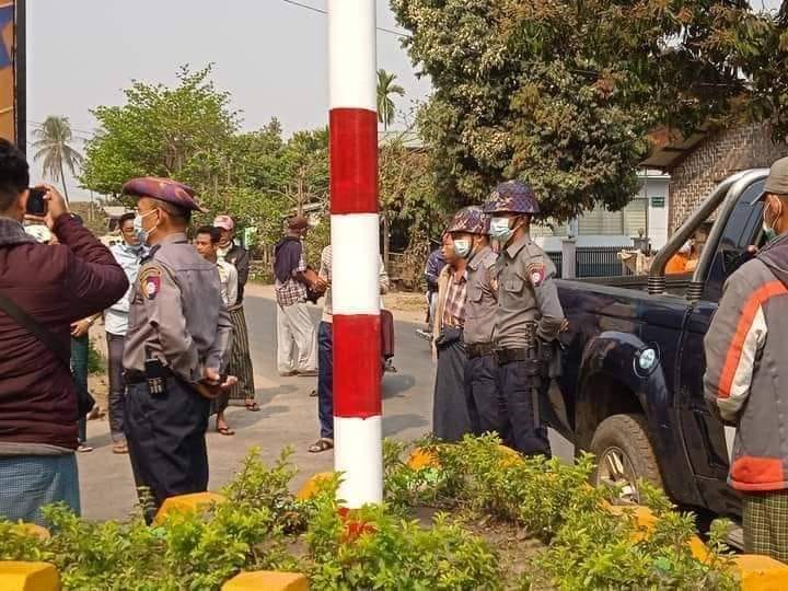 (အင်းတော်မြို့ပေါ်တွင်တွေ့ရသော စစ်ကောင်စီလက် အောက်ခံ ရဲတပ်ဖွဲ့ဝင်များ - ပုံဟောင်း)