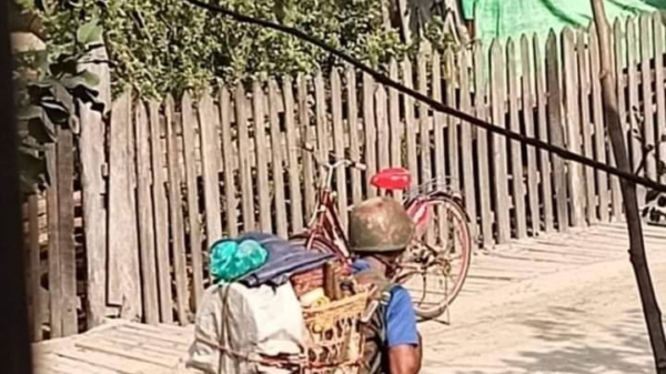 (အင်း​တော်မြို့နယ်တွင် စစ်ကောင်စီတပ်ဖွဲ့ဝင်တစ်ဦးအား တွေ့ရစဥ်။ ဓာတ်ပုံ - IR)