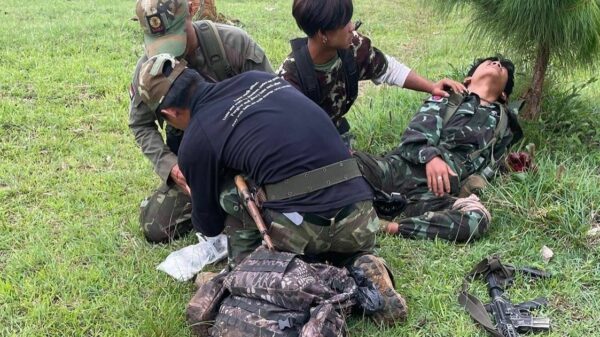 (စစ်​ကောင်စီတပ်​ထောင်ခဲ့​သောမိုင်း​ကြောင့် ဒဏ်ရာရခဲ့​သောစစ်သားကို ​အ​ရေး​ပေါ်ပြုစုကုသ​ပေး​နေစဥ်။ ဓါတ်ပုံ-Free Burma Rangers)