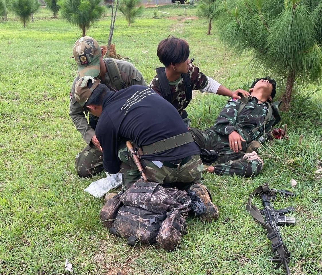 (စစ်​ကောင်စီတပ်​ထောင်ခဲ့​သောမိုင်း​ကြောင့် ဒဏ်ရာရခဲ့​သောစစ်သားကို ​အ​ရေး​ပေါ်ပြုစုကုသ​ပေး​နေစဥ်။ ဓါတ်ပုံ-Free Burma Rangers)