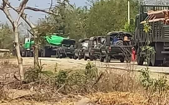 (အင်းတော်ဒေသတွင် စစ်ကောင်စီ ယာဥ်တန်းများ စစ်ကြောင်းများကို ဒေသခံ PDF များက မကြာခဏ တိုက်ခိုက်လျက်ရှိသည်။ ဓာတ်ပုံ - CJ)
