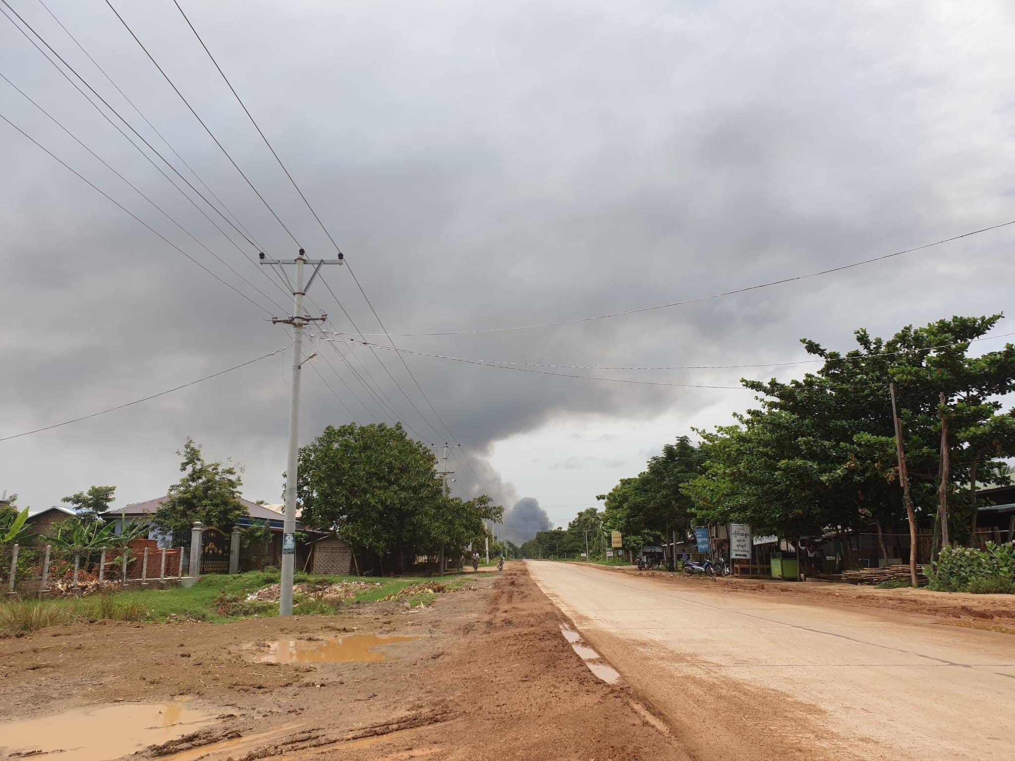 (စစ်ကိုင်းတိုင်း တန့်ဆည်မြို့နယ် ချောင်းရိုးရွာအတွင်း မေလ ၂၀ ရက် မွန်းလွဲပိုင်းက မီးလောင်နေသည်ကို အဝေးမှ တွေ့မြင်ရစဉ်။ ဓာတ်ပုံ - ရေဦးမြို့နယ် ပြည်သူ့ကာကွယ်ရေးအဖွဲ့)