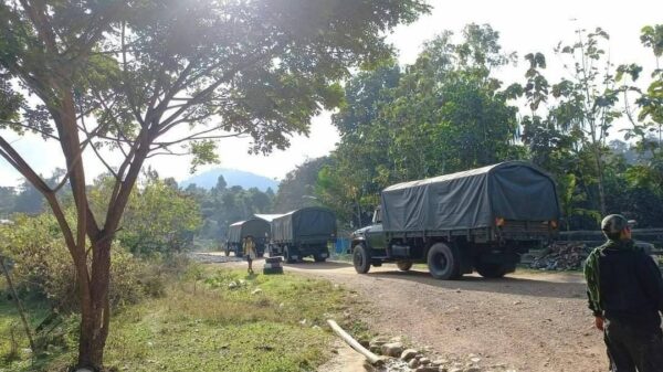 (မွန်ပြည်နယ်အတွင်း ဖြတ်သန်းနေသည့် စစ်ကောင်စီယာဥ်တန်း(ပုံဟောင်း)၊ ဓာတ်ပုံ - KTO)