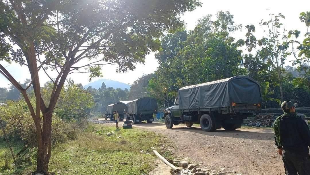 (မွန်ပြည်နယ်အတွင်း ဖြတ်သန်းနေသည့် စစ်ကောင်စီယာဥ်တန်း(ပုံဟောင်း)၊ ဓာတ်ပုံ - KTO)