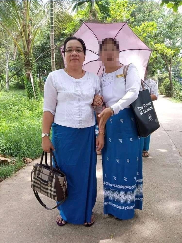ဒေါ်ခင်မေဝင်းကျော်(လက်ကိုင်အိတ်အကွက်ကိုင်ထားသည့် အမျိုးသမီး)