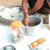 (အမျိုးသမီးPDFတပ်ဖွဲ့ဝင်များက​မြန်မာမုန့်​ရောင်းရန်မုန့်လုပ်​နေကြစဥ်။ ။ဓါတ်ပုံ-စစ်ကျွန်မခံ​မြွေဆိုး​လေးတစ်သိုက်FB)