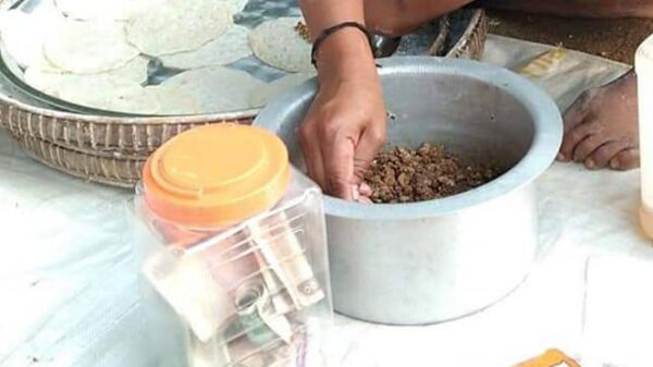 (အမျိုးသမီးPDFတပ်ဖွဲ့ဝင်များက​မြန်မာမုန့်​ရောင်းရန်မုန့်လုပ်​နေကြစဥ်။ ။ဓါတ်ပုံ-စစ်ကျွန်မခံ​မြွေဆိုး​လေးတစ်သိုက်FB)