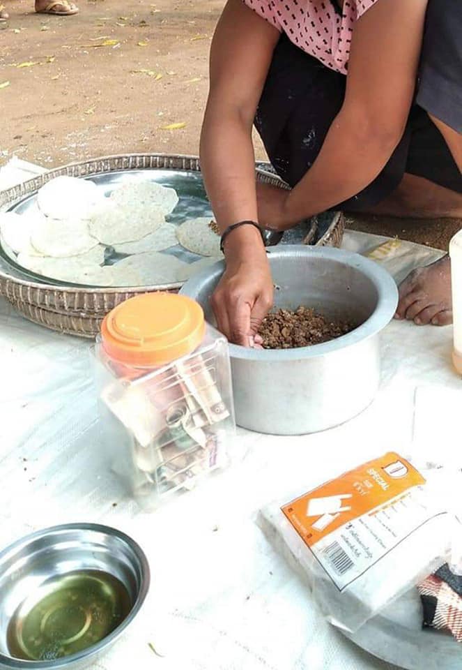 (အမျိုးသမီးPDFတပ်ဖွဲ့ဝင်များက​မြန်မာမုန့်​ရောင်းရန်မုန့်လုပ်​နေကြစဥ်။ ။ဓါတ်ပုံ-စစ်ကျွန်မခံ​မြွေဆိုး​လေးတစ်သိုက်FB)