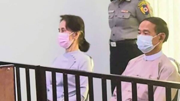 ဒေါ်အောင်ဆန်းစုကြည့် နှင့် သမ္မတဦးဝင်းမြင့်