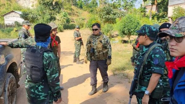 KNDOမှ ရဲ​ဘော်များအား ​တွေ့ရစဥ်