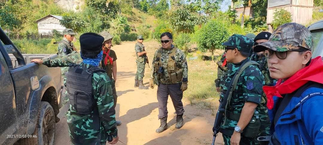 KNDOမှ ရဲ​ဘော်များအား ​တွေ့ရစဥ်