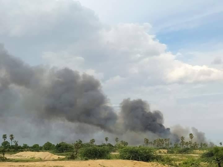 (သစ်ကြီးတောရွာကို စစ်ကောင်စီတပ်က ဇွန်လ ၁၀ရက်က မီးရှို့​ဖျက်ဆီးနေစဥ်၊ ဓာတ်ပုံ - UWaiyan Naing)