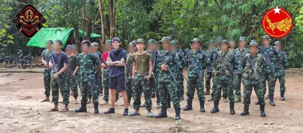 (တော်လှန်ရေးနှစ်ဖွဲ့မှ မဟာမိတ်အဖြစ်ပူးပေါင်းရန်တွေ့ဆုံဆွေးနွေးကြစဥ် ။ ။ဓါတ်ပုံ-ရေးဘီလူး)