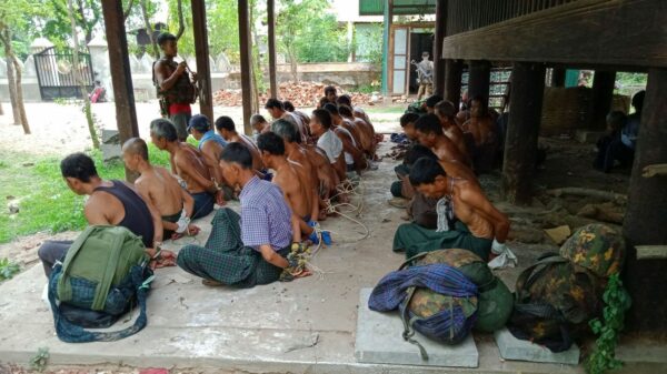 (အကြမ်းဖက် စစ်တပ်က ၂၀၂၂ မေလ ၁ဝ ရက်က စစ်ကိုင်းတိုင်း၊ ရေဦးမြို့နယ် မုန်တိုင်ပင်ရွာသား ၃၀ ခန့်ကို လက်ပြန်ကြိုးတုပ်ပြီး ဖမ်းဆီးထားစဥ်)