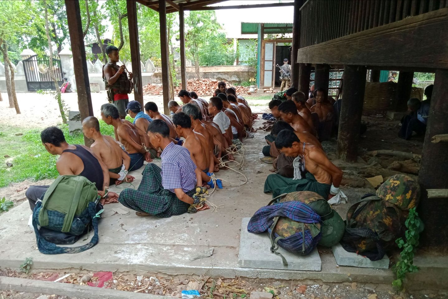 (အကြမ်းဖက် စစ်တပ်က ၂၀၂၂ မေလ ၁ဝ ရက်က စစ်ကိုင်းတိုင်း၊ ရေဦးမြို့နယ် မုန်တိုင်ပင်ရွာသား ၃၀ ခန့်ကို လက်ပြန်ကြိုးတုပ်ပြီး ဖမ်းဆီးထားစဥ်)