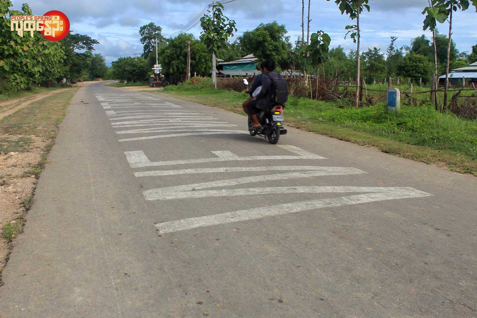 ကလေး- ဂန့်ဂေါ ကားလမ်းပိုင်တစ်နေရာမှ စစ်အာဏာရှင်စနစ်ဆန့်ကျင်ရေး သင်ကေတ "We Want Democracy"စာတမ်း