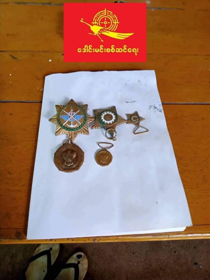 (PDF များက စစ်​ကောင်စီတပ်ထံမှ သိမ်းဆည်းရမိ​သော စစ်ဖက်အ​သုံးအ​ဆောင်နှင့် ကျည်အချို့ ။ ဓါတ်ပုံ-​ဒေါင်းမင်းစစ်ဆင်​ရေး)