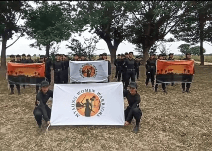(တောင်သူလုပ်ငန်းခွင် ကူညီနေသည့် အမျိုးသမီးစစ်သည်တော်တပ်ရင်းမှ တပ်ဖွဲ့ဝင်အမျိုးသမီးများ၊ ဓာတ်ပုံ-Myaung Women Warriors)