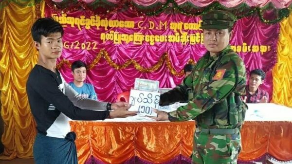 လက်နက်များနှင့် ပြည်သူ့ဘက်ကူးပြောင်းရပ်တည်လာသော အရာရှိ၊ စစ်သည် ၁၈ ဦးကို ကျပ် သိန်း ၄၄၀ NUG ချီးမြှင့်