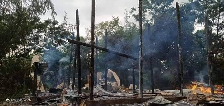 (စစ်ကောင်စီတပ်မီးရှို့ ၊ပစ်ခတ်ဖျက်ဆီးသွားသောနေအိမ်အချို့ ။ ။ ဓါတိပုံ-CJ)
