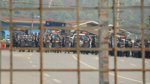 (လားရှိုးမြို့တွင် စစ်အာဏာရှင်ဆန့်ကျင်​ရေး ဆန္ဒပြသူများအား ဖြိုခွင်းရန်ပြင်ဆင်​နေ​သော ရဲများအား ၂၀၂၁ မတ်လအတွင်းက ​တွေ့ရစဥ်)