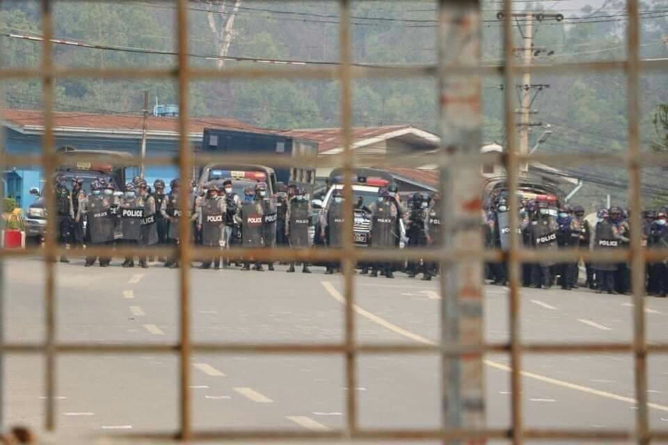 (လားရှိုးမြို့တွင် စစ်အာဏာရှင်ဆန့်ကျင်​ရေး ဆန္ဒပြသူများအား ဖြိုခွင်းရန်ပြင်ဆင်​နေ​သော ရဲများအား ၂၀၂၁ မတ်လအတွင်းက ​တွေ့ရစဥ်)