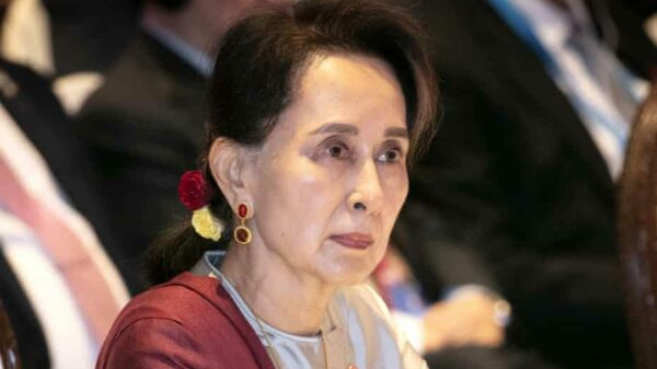 (နိုင်ငံ​​တော်၏ အတိုင်ပင်ခံပုဂ္ဂိုလ်​ဒေါ်​အောင်ဆန်းစုကြည်။ ဓါတ်ပုံ-The Guardian)