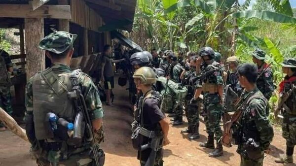 (KNDO ဗိုလ်စလုံးတပ်ဖွဲ့ဝင်များအား ​တွေ့ရစဥ်)