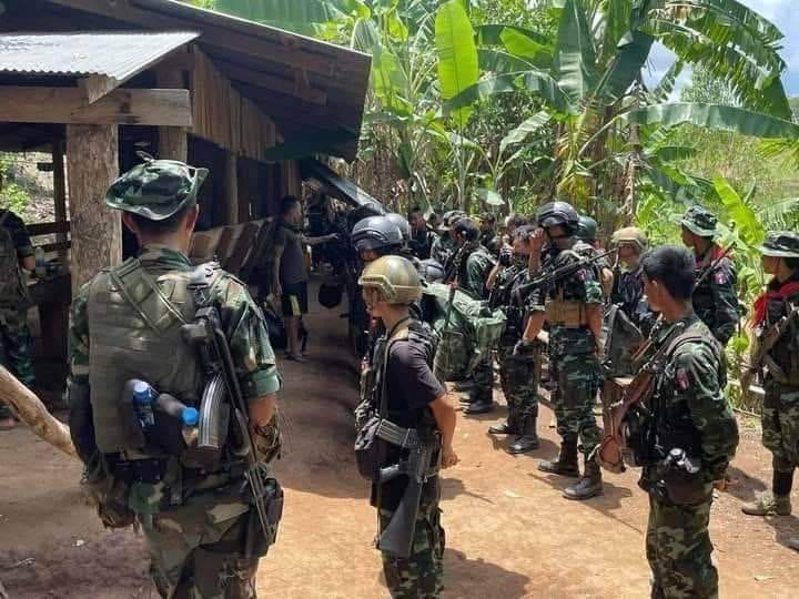 (KNDO ဗိုလ်စလုံးတပ်ဖွဲ့ဝင်များအား ​တွေ့ရစဥ်)