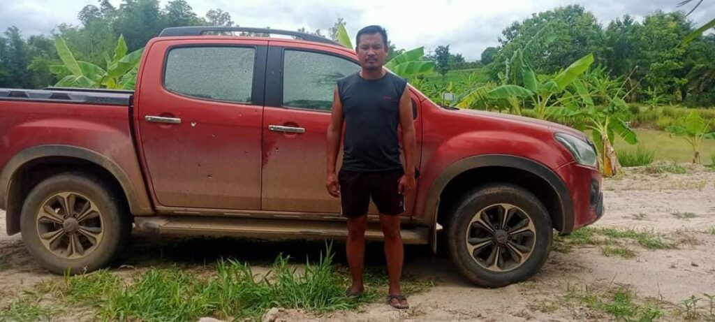 စစ်ကောင်စီတပ်ပစ်ခတ်သော ကျည်များကားထိ့မှန်ခဲ့သော ထိုင်းဒေသခံနှင့်၎င်း၏ကား ။ ဓါတ်ပုံ-AEC