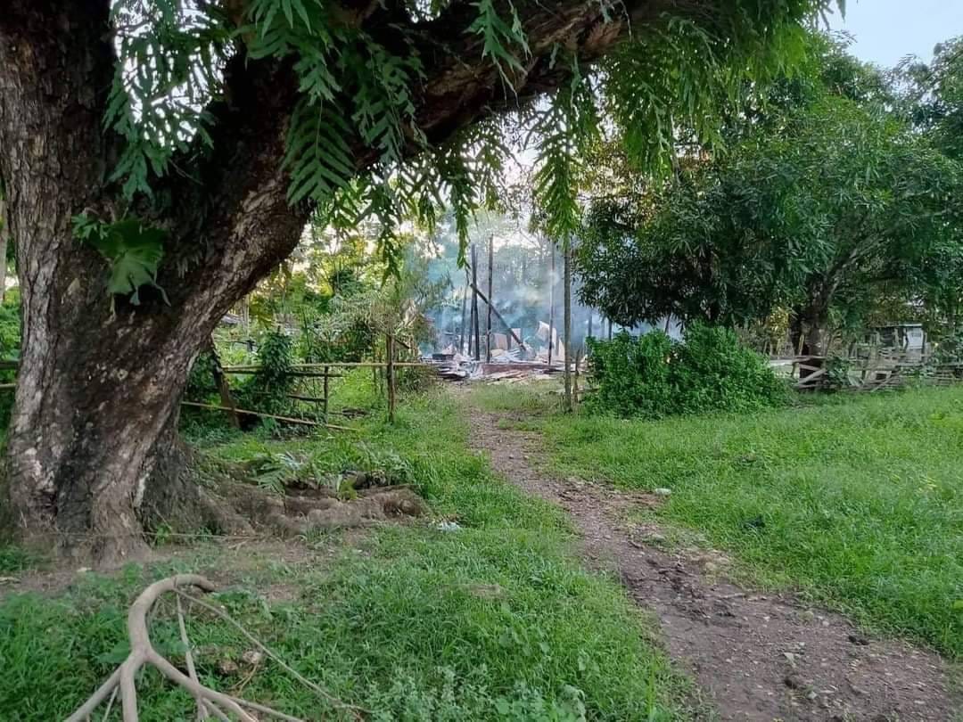 (စစ်ကောင်စီတပ်မီးရှို့ ၊ပစ်ခတ်ဖျက်ဆီးသွားသောနေအိမ်အချို့ ။ ။ ဓါတိပုံ-CJ)
