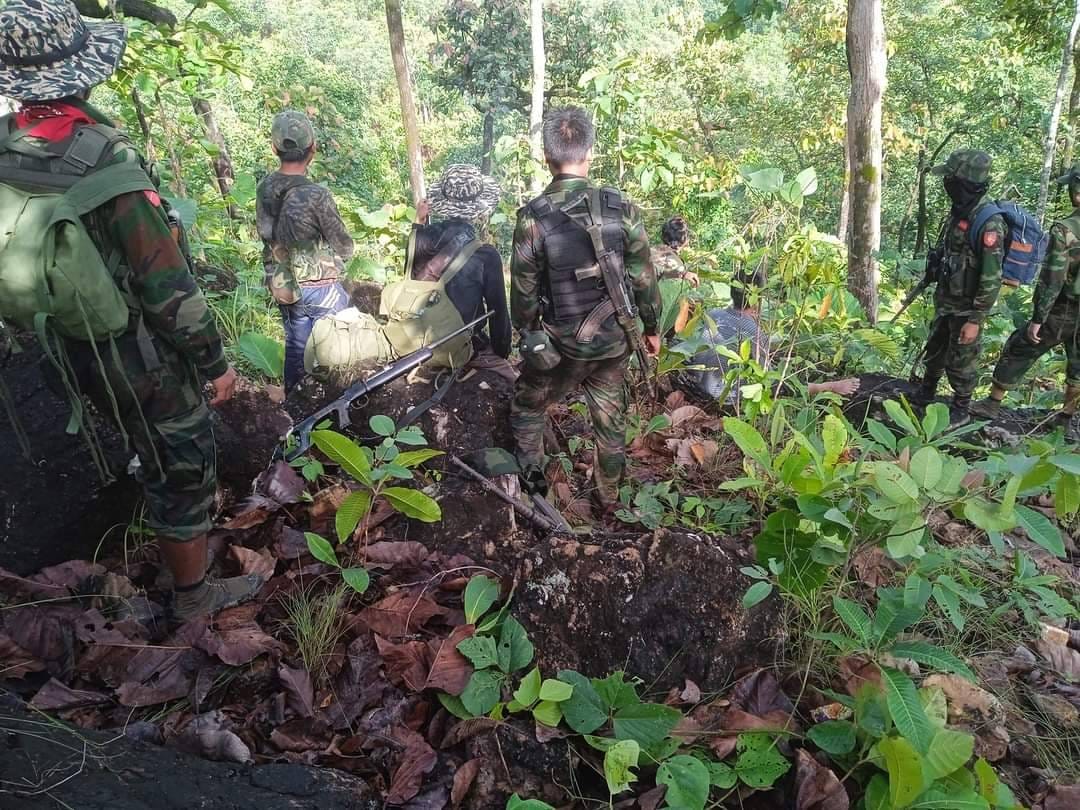 (People’s Defence Force-Combat Engineer Unit စစ်မြေပြင်အင်ဂျင်နီယာတပ် တပ်ဖွဲ့ဝင်များ။ ဓါတ်ပုံ-CEU)