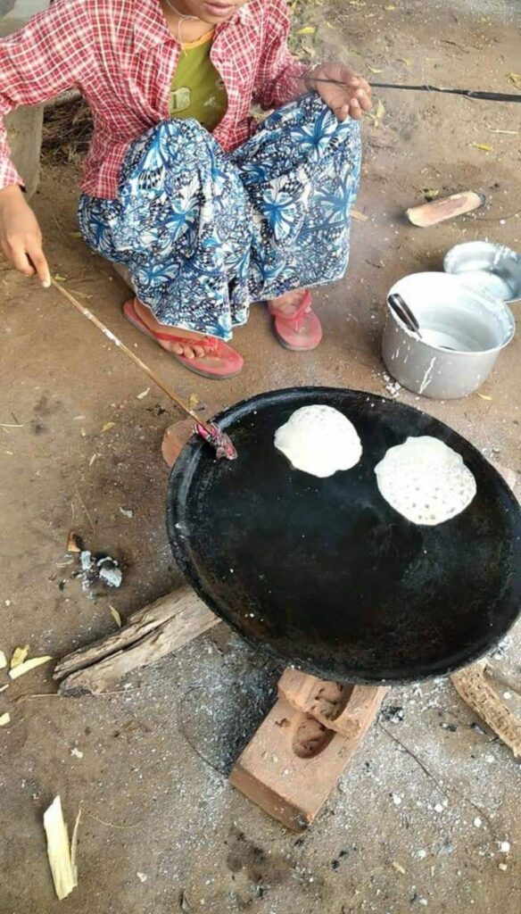 (အမျိုးသမီးPDFတပ်ဖွဲ့ဝင်များကမြန်မာမုန့်ရောင်းရန်မုန့်လုပ်နေကြစဥ်။ ။ဓါတ်ပုံ-စစ်ကျွန်မခံမြွေဆိုးလေးတစ်သိုက်FB)