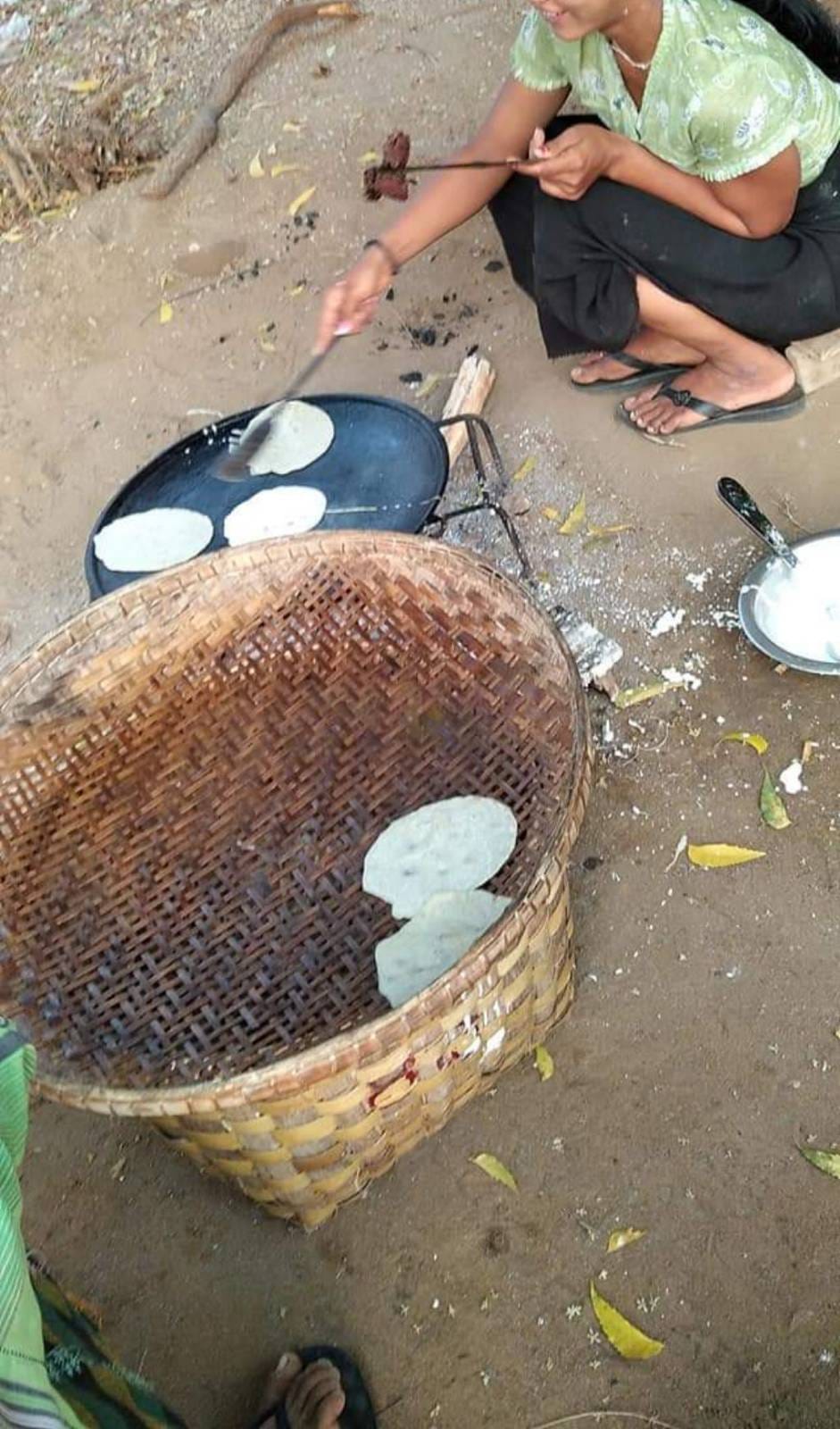 (အမျိုးသမီးPDFတပ်ဖွဲ့ဝင်များကမြန်မာမုန့်ရောင်းရန်မုန့်လုပ်နေကြစဥ်။ ။ဓါတ်ပုံ-စစ်ကျွန်မခံမြွေဆိုးလေးတစ်သိုက်FB)