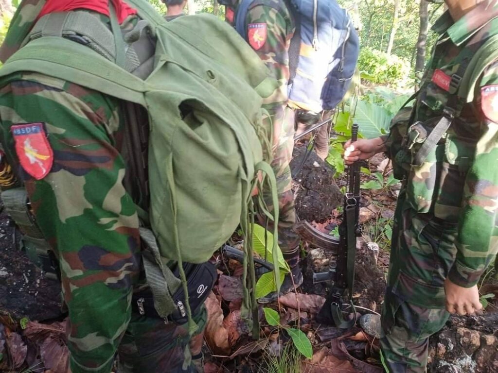 (People’s Defence Force-Combat Engineer Unit စစ်မြေပြင်အင်ဂျင်နီယာတပ် တပ်ဖွဲ့ဝင်များ။ ဓါတ်ပုံ-CEU)