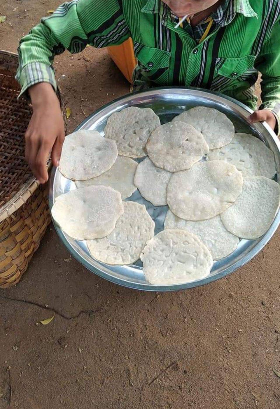 (အမျိုးသမီးPDFတပ်ဖွဲ့ဝင်များကမြန်မာမုန့်ရောင်းရန်မုန့်လုပ်နေကြစဥ်။ ။ဓါတ်ပုံ-စစ်ကျွန်မခံမြွေဆိုးလေးတစ်သိုက်FB)