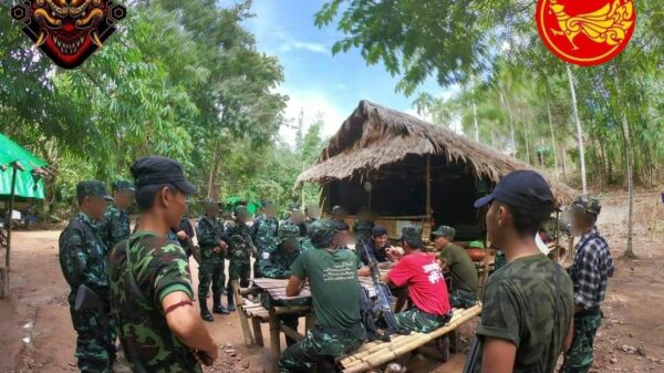 (​တော်လှန်​ရေးနှစ်ဖွဲ့မှ မဟာမိတ်အဖြစ်ပူး​ပေါင်း​​ရန်​​တွေ့ဆုံ​ဆွေး​နွေးကြစဥ် ။ ။ဓါတ်ပုံ-​ရေးဘီလူး)