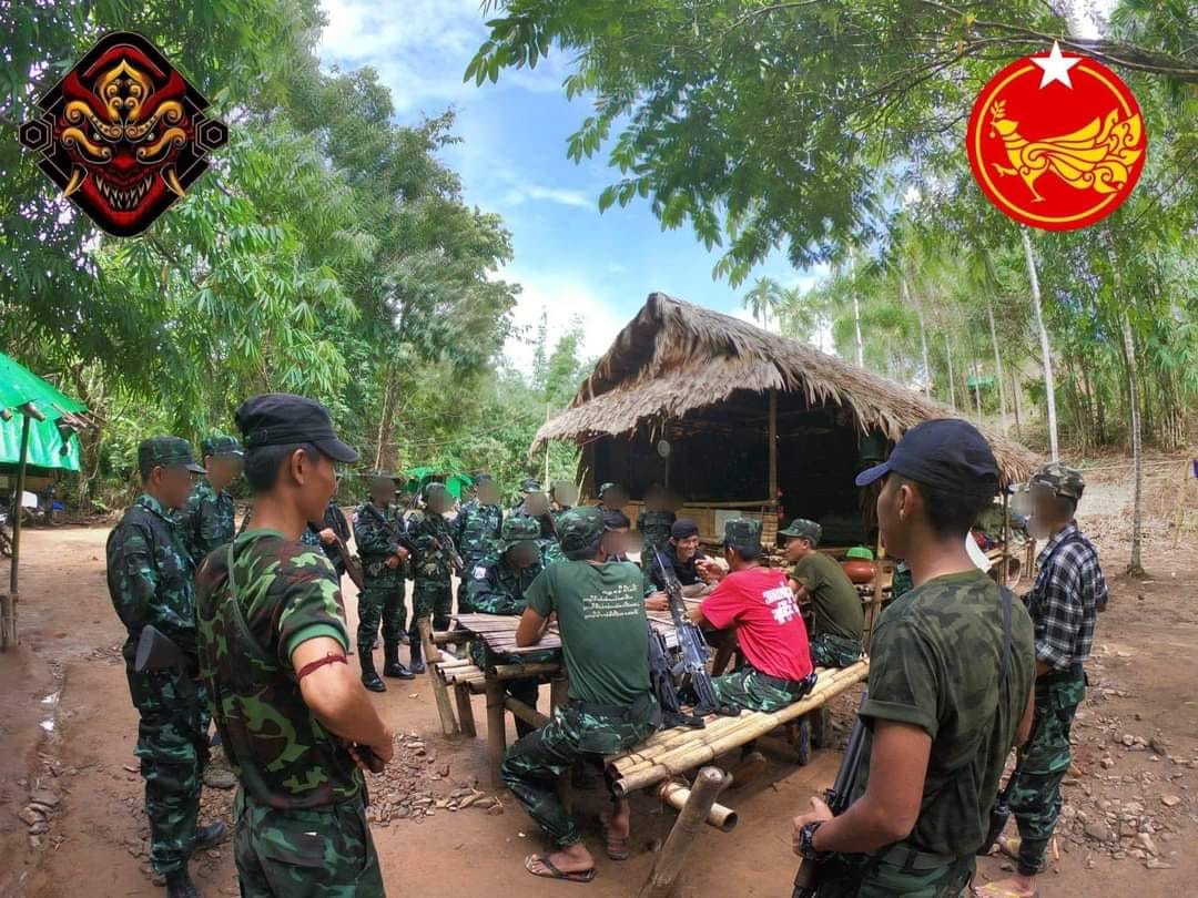 (​တော်လှန်​ရေးနှစ်ဖွဲ့မှ မဟာမိတ်အဖြစ်ပူး​ပေါင်း​​ရန်​​တွေ့ဆုံ​ဆွေး​နွေးကြစဥ် ။ ။ဓါတ်ပုံ-​ရေးဘီလူး)