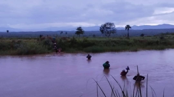 (ယနေ့ နံနက်အစောပိုင်းတွင် စစ်ဘေးရှောင်နေရသည့် ထီးလင်းမြို့နယ်တွင်းမှ ဒေသခံများဖြစ်သည်။ဓာတ်ပုံ - YDF)