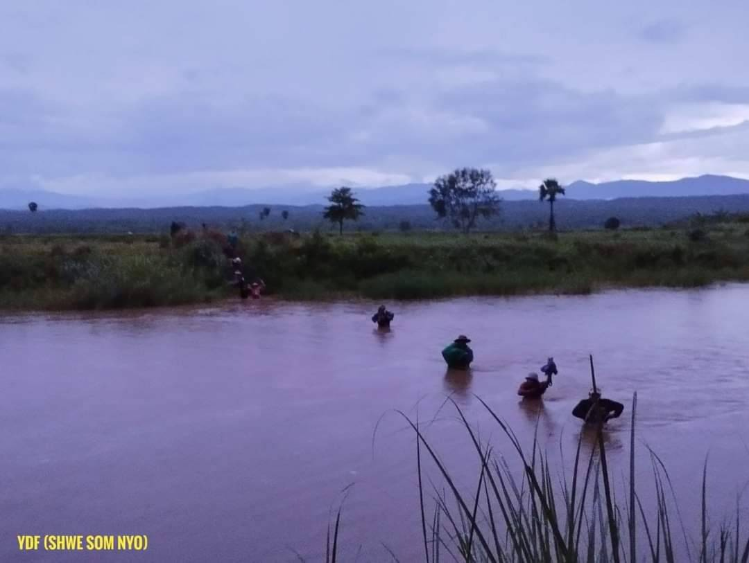 (ယနေ့ နံနက်အစောပိုင်းတွင် စစ်ဘေးရှောင်နေရသည့် ထီးလင်းမြို့နယ်တွင်းမှ ဒေသခံများဖြစ်သည်။ဓာတ်ပုံ - YDF)