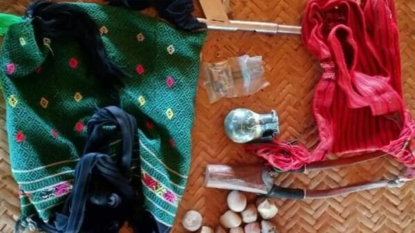 (အုပ်ချုပ်ရေးမှူးထံမှ သိမ်းဆည်းရမိသည့် လက်လုပ်သေနတ်နှင့်လက်ပစ်ဗုံးအပါအဝင် ပစ္စည်းအချိူ့အား တွေ့ရစဥ်။ ဓာတ်ပုံ-Seven People Defence Force)