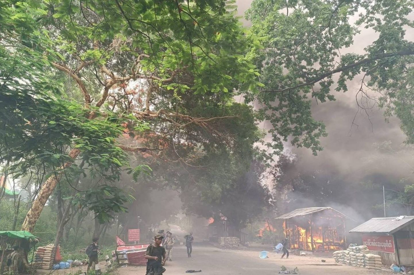 (PDF များကဇွန်လ၉ရက်နေ့ကချောင်းဦး-ပခုက္ကူလမ်းပေါ်ရှိဆင်ဖြူရှင်တံတားစစ်ဆေးရေးဂိတ်အား တိုက်ခိုက်ခဲ့စဥ်။ ဓါတ်ပုံ-ရေစကြို PDF)