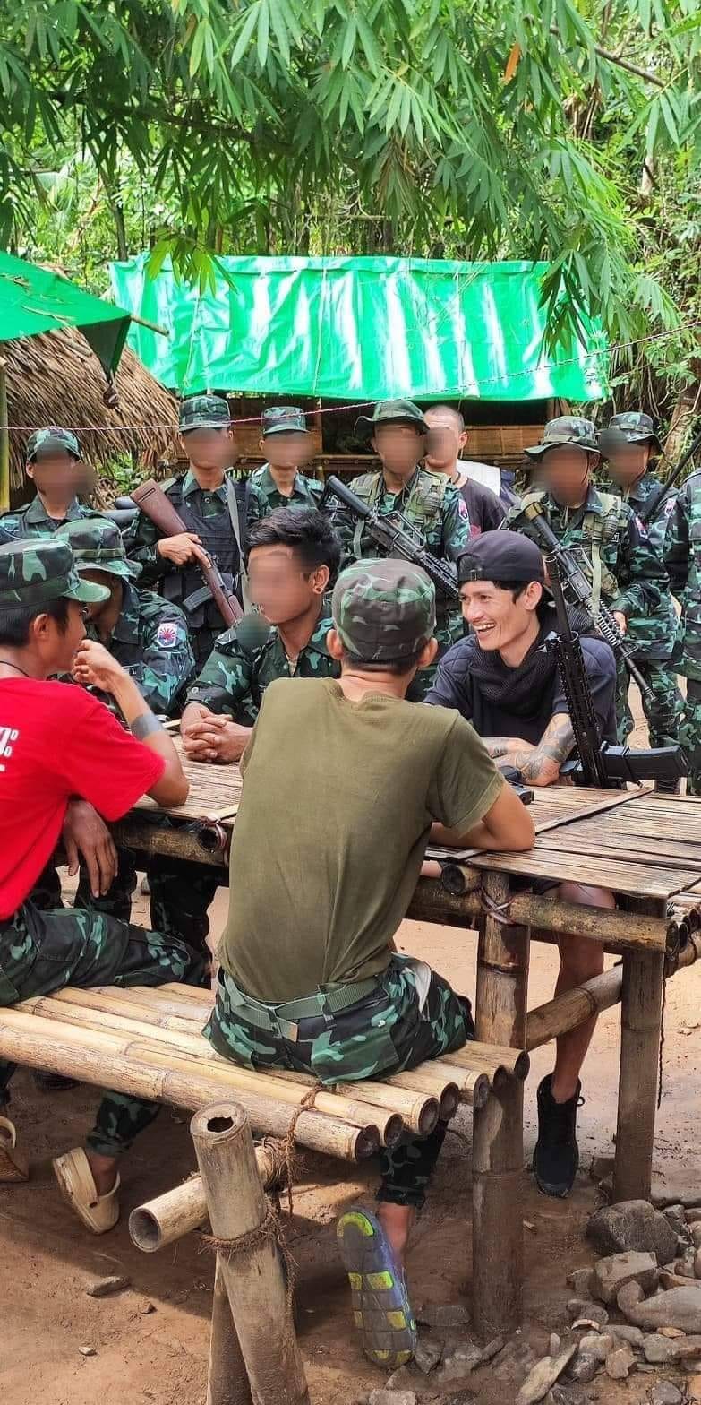 (တော်လှန်ရေးနှစ်ဖွဲ့မှ မဟာမိတ်အဖြစ်ပူးပေါင်းရန်တွေ့ဆုံဆွေးနွေးကြစဥ် ။ ။ဓါတ်ပုံ-ရေးဘီလူး)