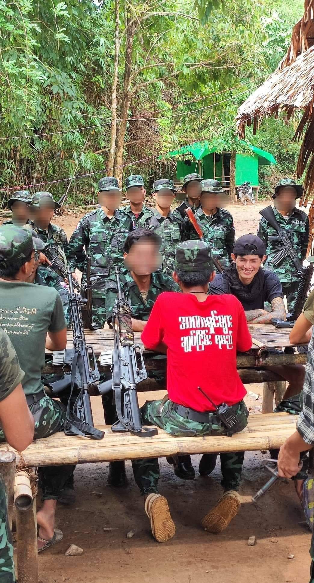 (တော်လှန်ရေးနှစ်ဖွဲ့မှ မဟာမိတ်အဖြစ်ပူးပေါင်းရန်တွေ့ဆုံဆွေးနွေးကြစဥ် ။ ။ဓါတ်ပုံ-ရေးဘီလူး)