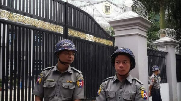 (ရန်ကုန်မြို့ရှိ အ​နောက်ပိုင်းခရိုင်တရားရုံး​ရှေ့၌ လုံခြုံ​ရေးယူ​နေ​သော ရဲများအား ​တွေ့ရစဥ်၊ ဓာတ်ပုံ - လူထု​နွေဦး)